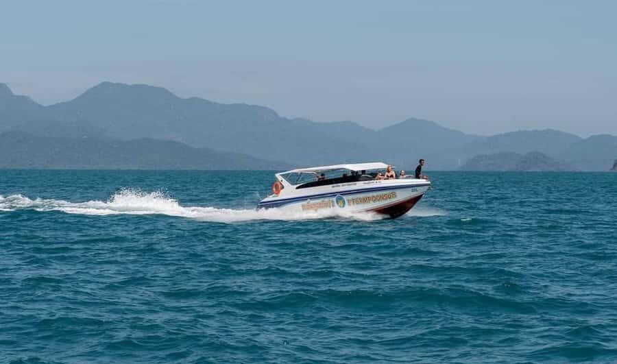 Doha: Speed Boat Adventure – 1 Hour Thrill Ride - On the Water: Speed, Sharp Turns, and Skyline Views